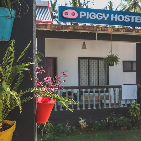 Piggy Hostel Vagator Exteriör bild