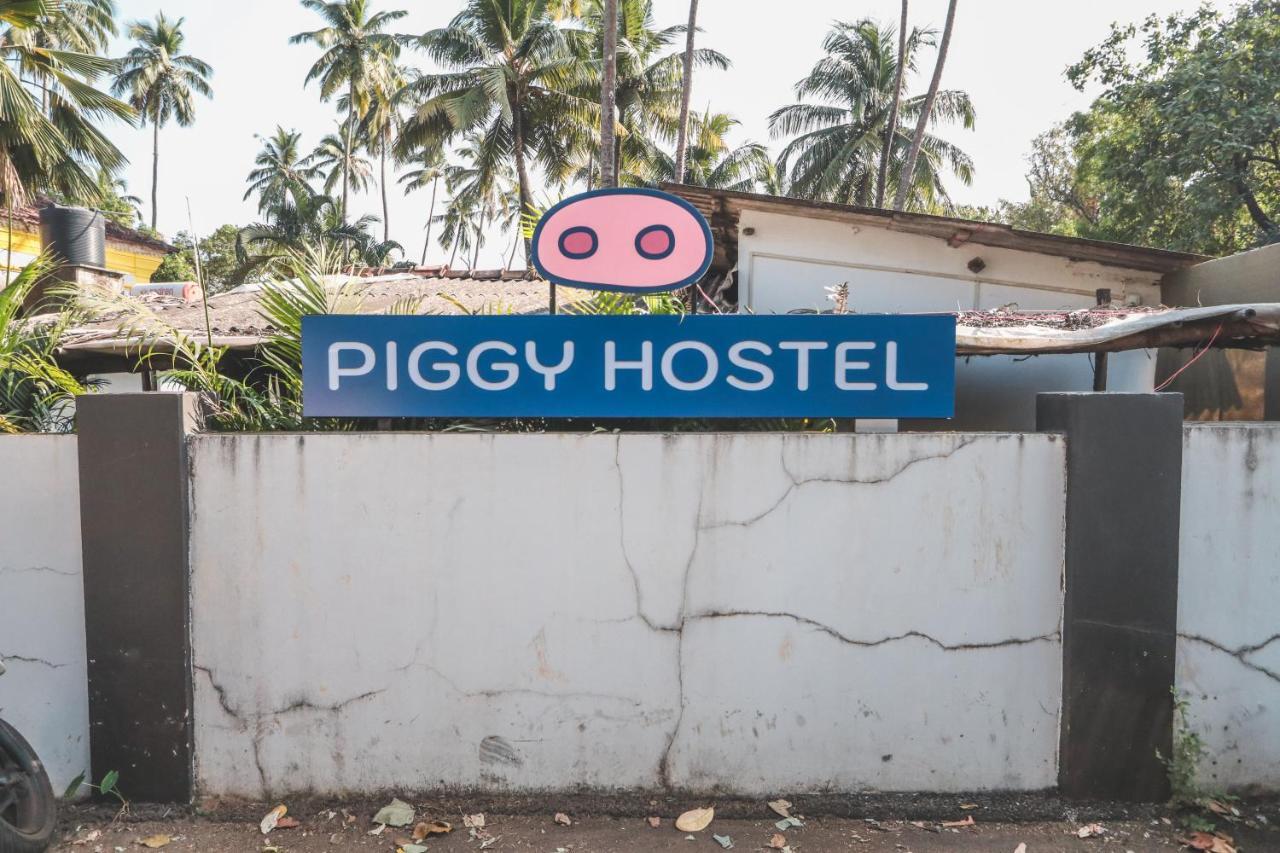 Piggy Hostel Vagator Exteriör bild